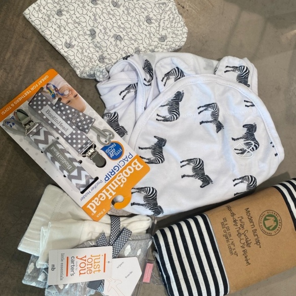🆕B/W newborn set! Swaddle, paci clip, 2 pants, 1 long sleeve onesie, BLANKET 🐘